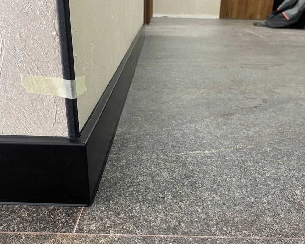 Плинтус ХДФ Dollken Cubu Flex Life 80мм х 2,5 м 0110 Черный