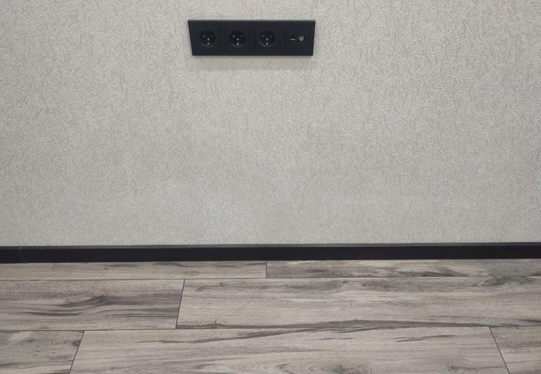 Плинтус ПВХ со съемной панелью Идеал Деконика 70 мм 301 Венге