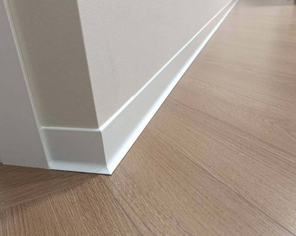 Алюминиевый плинтус AKBD40-SW 2,5м Муар белый