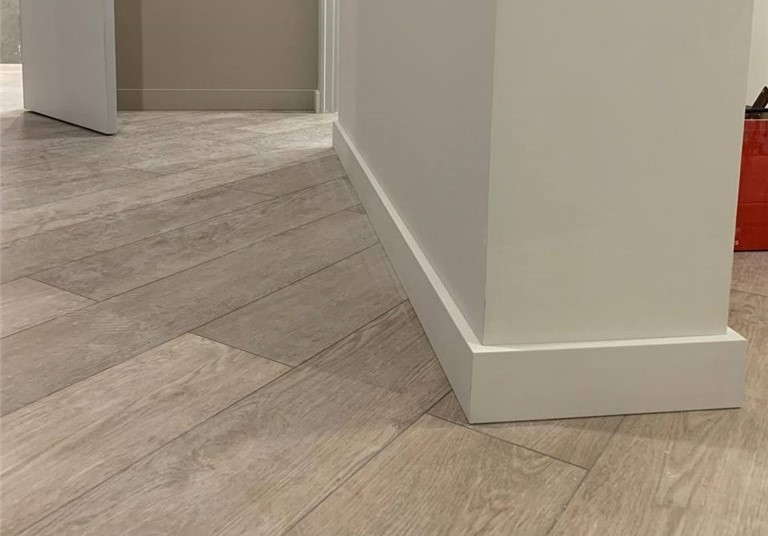 Плинтус Волшебная Палочка Самоцветы 81мм 2,0м 107