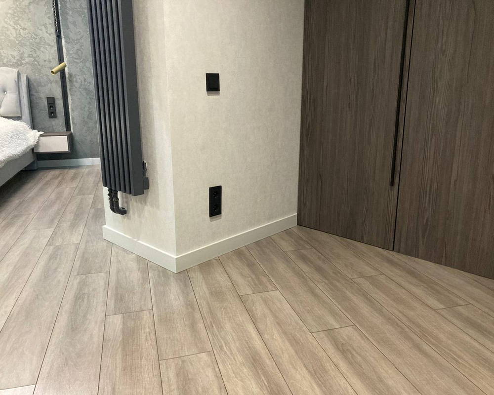 Плинтус из полистирола высокой плотности Волшебная Палочка. Окрашенная. 80мм 2м. NCS 1002-Y