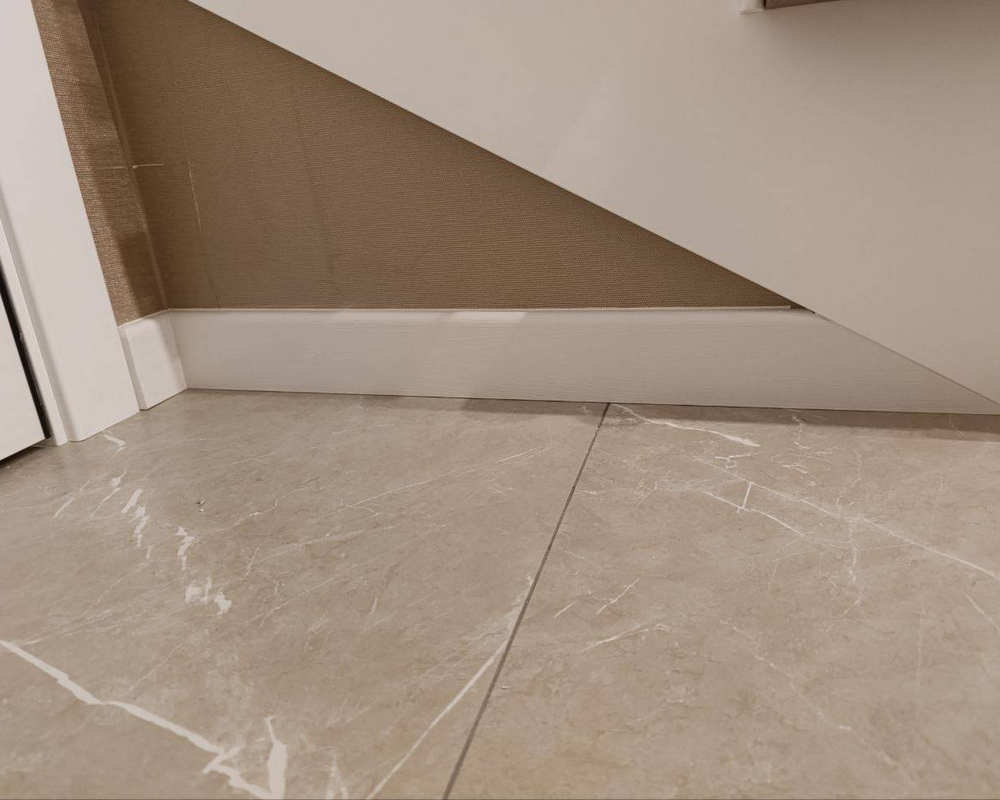 Плинтус МДФ Волшебная палочка 81402 81мм 2,4м. Окрашенная. NCS 0500N