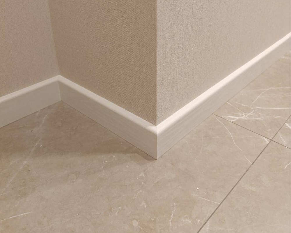 Плинтус МДФ Волшебная палочка 81402 81мм 2,4м. Окрашенная. NCS 0500N