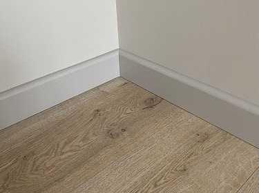 Плинтус МДФ Волшебная палочка 81402 81мм 2,4м. Окрашенная. NCS 2500N