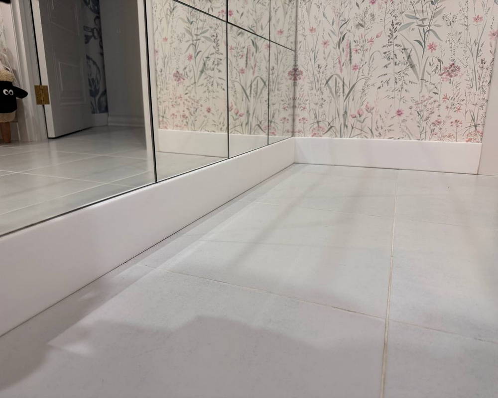 Плинтус из полистирола высокой плотности Волшебная Палочка. Окрашенная. 80мм 2м. NCS 1002-Y50R