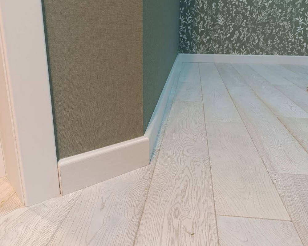 Плинтус МДФ Волшебная палочка 81402 81мм 2,4м. Окрашенная. NCS 0500N