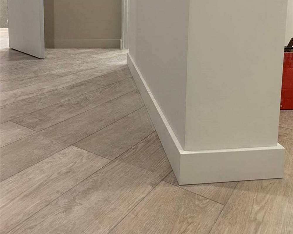 Плинтус из полистирола высокой плотности Волшебная Палочка. Окрашенная. 80мм 2м. NCS 1002-Y