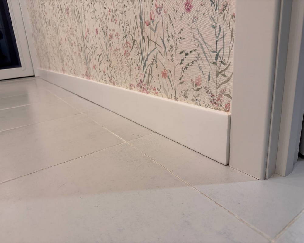 Плинтус из полистирола высокой плотности Волшебная Палочка. Окрашенная. 80мм 2м. NCS 1002-Y50R