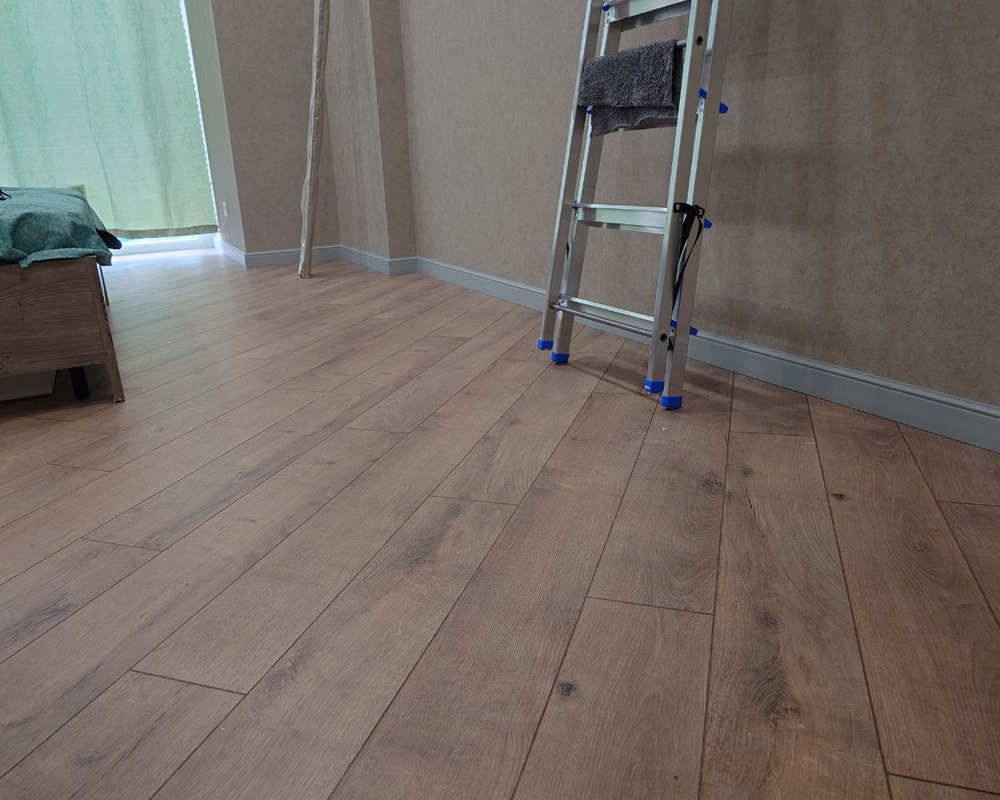 Плинтус ПОЛИСТИРОЛ HI WOOD B80C 80мм х 11мм х 2,0м. Окраска включена в стоимость