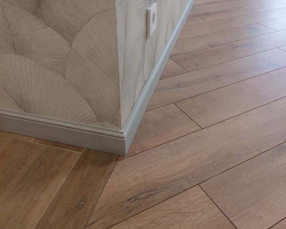 Плинтус ПОЛИСТИРОЛ HI WOOD B80C 80мм х 11мм х 2,0м. Окраска включена в стоимость