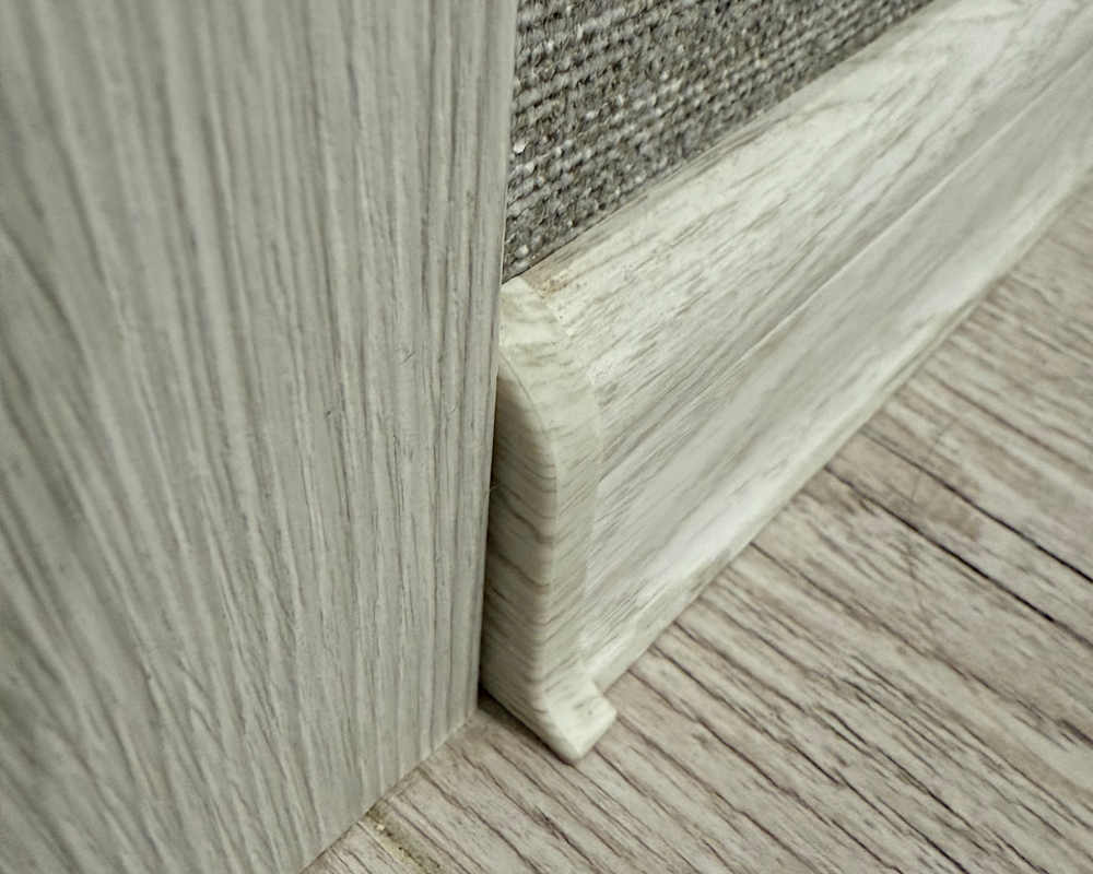 Плинтус ПВХ с кабель-каналом Рико Лео Мультиколор 192 Дуб алмере