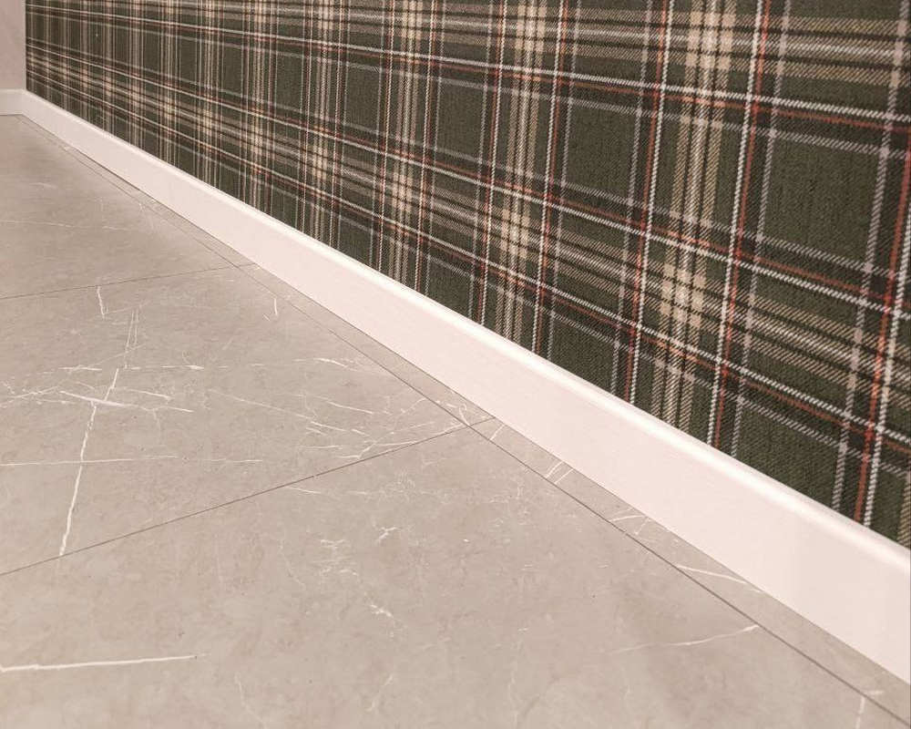 Плинтус кедр Стоунвуд. 60 60мм 2,35м Белый