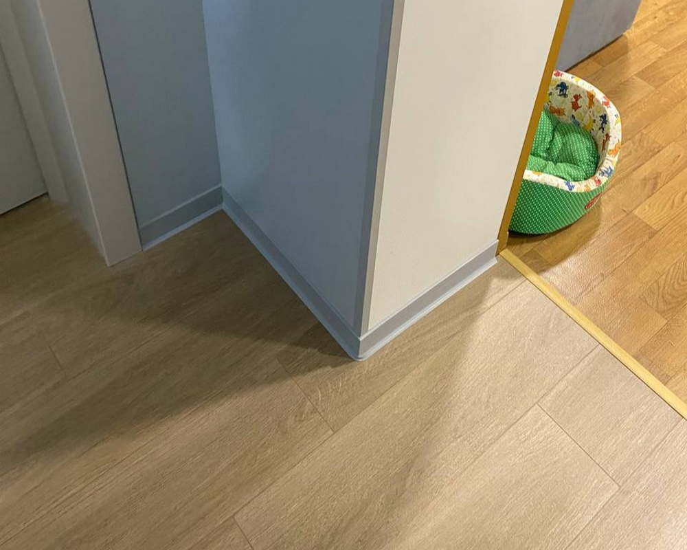 Плинтус ХДФ Dollken S100 100 мм х 2,575м 1202 Светло-серый