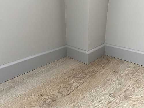 Плинтус МДФ Волшебная палочка 81402 81мм 2,4м. Окрашенная. NCS 2500N