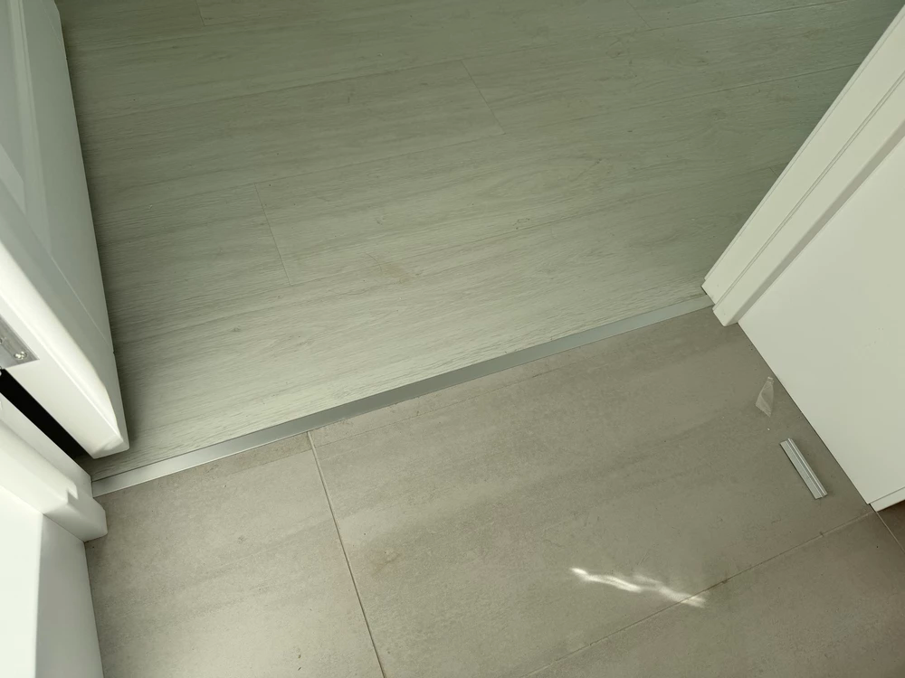 Алюминиевый  профиль ПТ-26 (браш) серебро/мат 2,7 м.