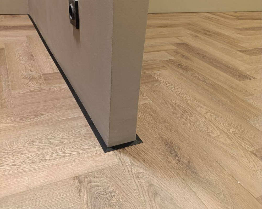 Микроплинтус AL16X5-03 16х6х2000мм Чёрный