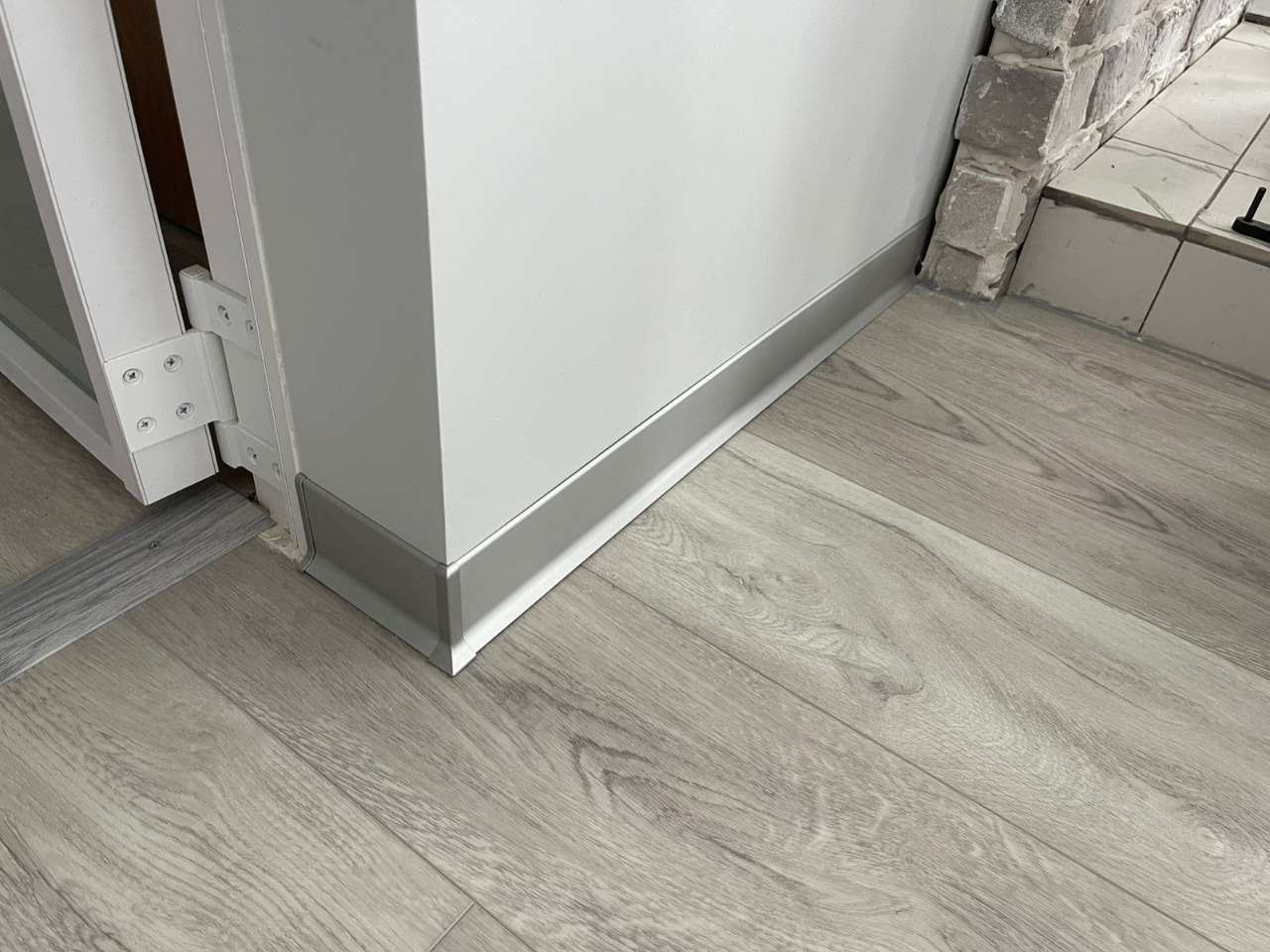 Алюминиевый плинтус AKBD80-MS 2,5м Серебро матовое