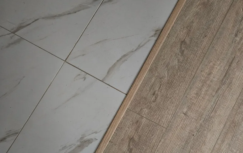 Алюминиевый  ламинированный профиль ПТ-30 (P12-03G-24P) орех тропический 2,7 м.