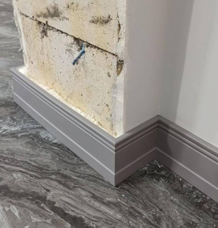 Плинтус из полистирола высокой плотности HI WOOD B90 90мм х 15мм х 2,0м.