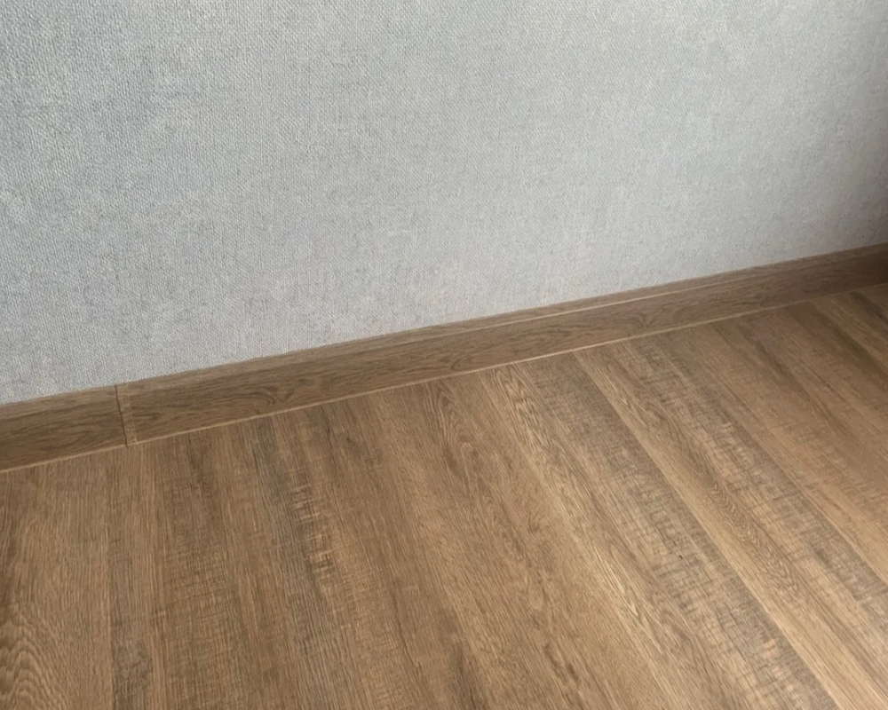 Плинтус ПВХ Cezar матовый с мягким краем HI-LINE PRESTIGE 145 Дуб ричмонд