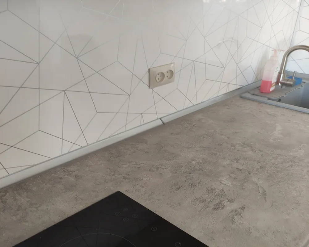 Алюминиевый плинтус для столешницы AP860 14х14х3,0 анод. серебро/черный уплот. (фур-ра 494-202)