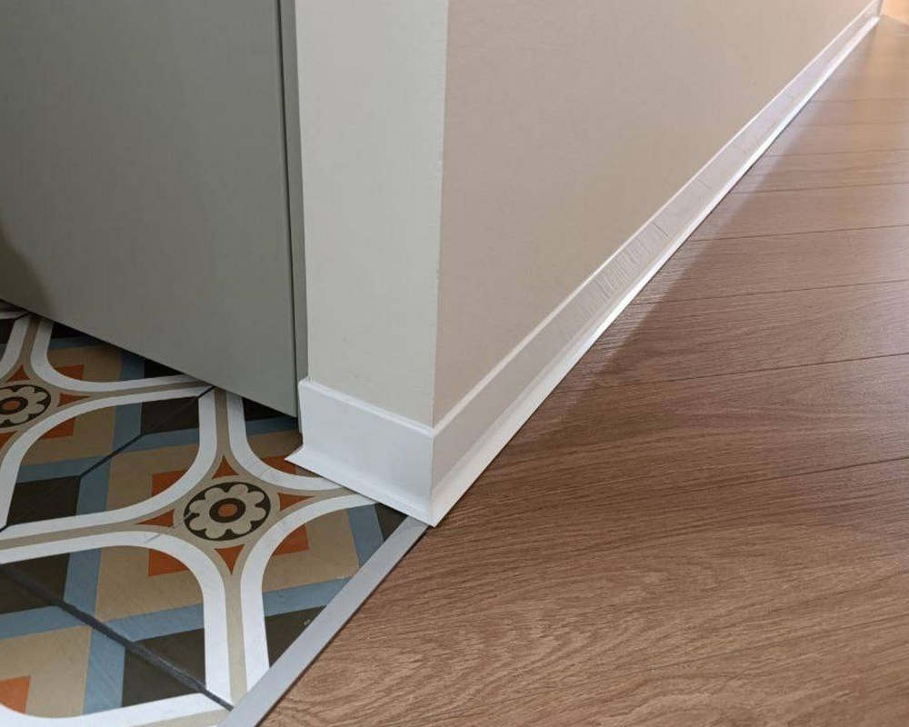 Плинтус алюминиевый Волшебная Палочка 80 мм 3,0 м Белый глянец