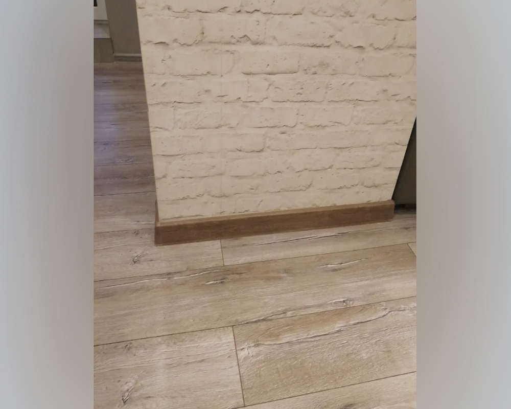 Плинтус ПВХ Cezar матовый с мягким краем HI-LINE PRESTIGE 145 Дуб ричмонд