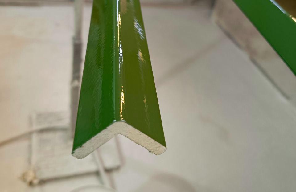 Угол из полистирола высокой плотности HI WOOD C20V2 20мм х 20мм х 2,0м. Окраска включена в стоимость