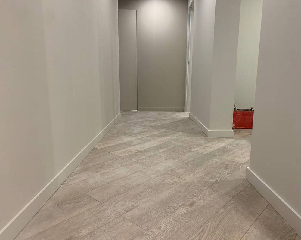 Плинтус из полистирола высокой плотности Волшебная Палочка. Окрашенная. 80мм 2м. RAL 9005