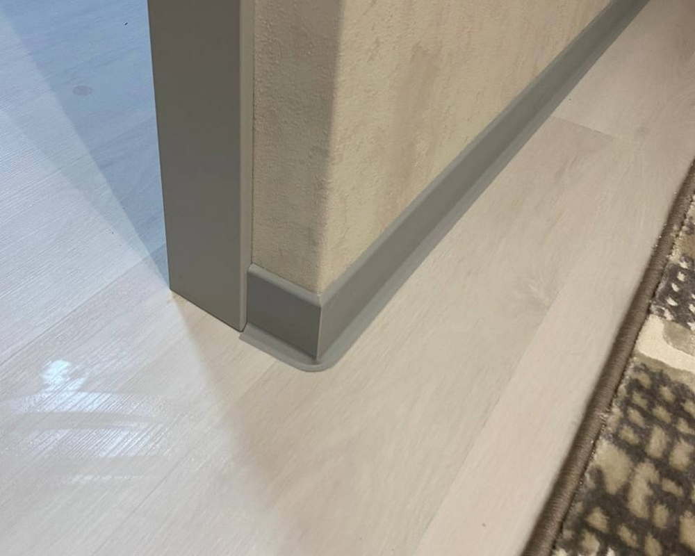 Плинтус ХДФ Dollken S100 100 мм х 2,575м 1202 Светло-серый