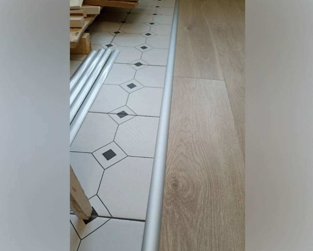 Порог одноуровневый ПС 04-3.2700.201л Серебро