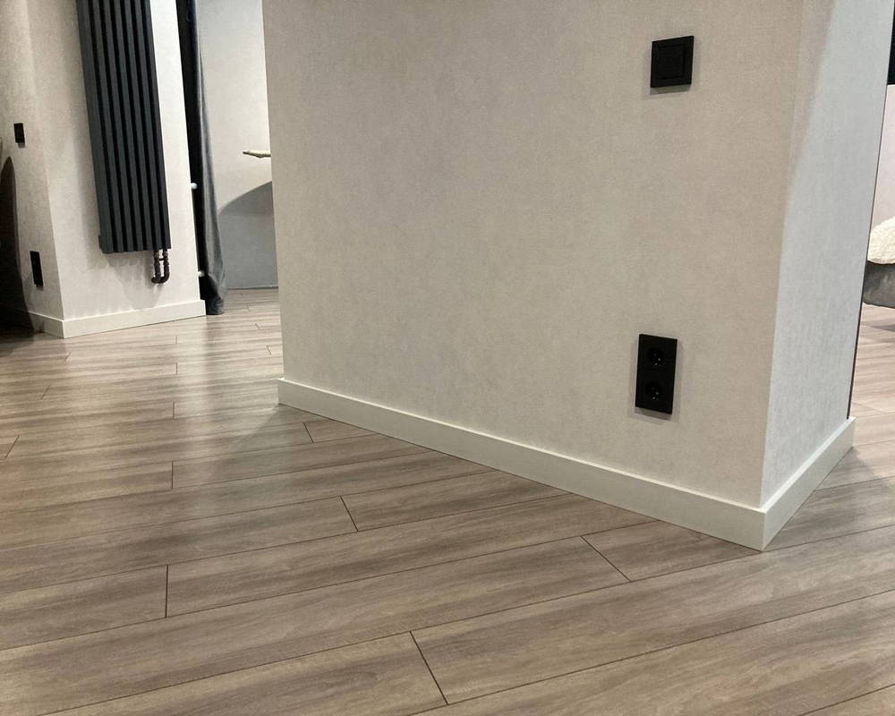 Плинтус из полистирола высокой плотности Волшебная Палочка. Окрашенная. 80мм 2м. NCS 1002-Y50R