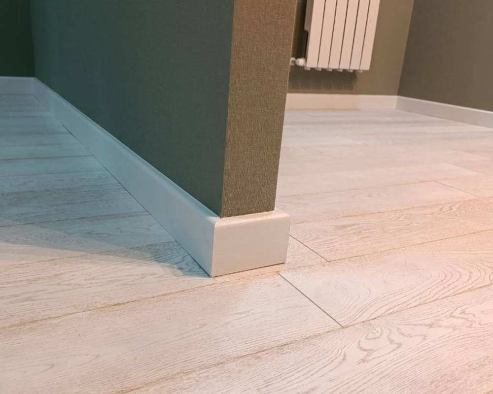 Плинтус МДФ Волшебная палочка 81402 81мм 2,4м. Окрашенная. NCS 1002Y50R