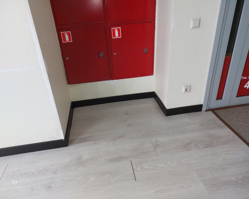 Плинтус ХДФ Dollken Cubu Flex Life 80мм х 2,5 м 0110 Черный