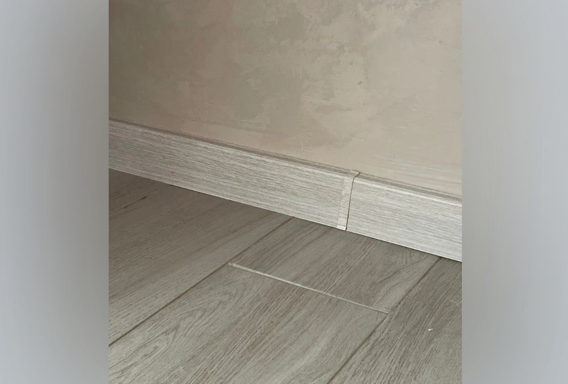 Плинтус ПВХ со съемной панелью Идеал Деконика 70 мм 033 Кремово - белый