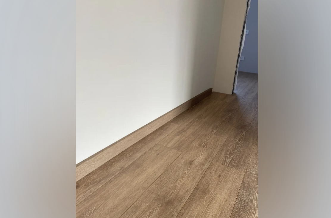 Плинтус Волшебная Палочка Самоцветы 81мм 2,0м 101