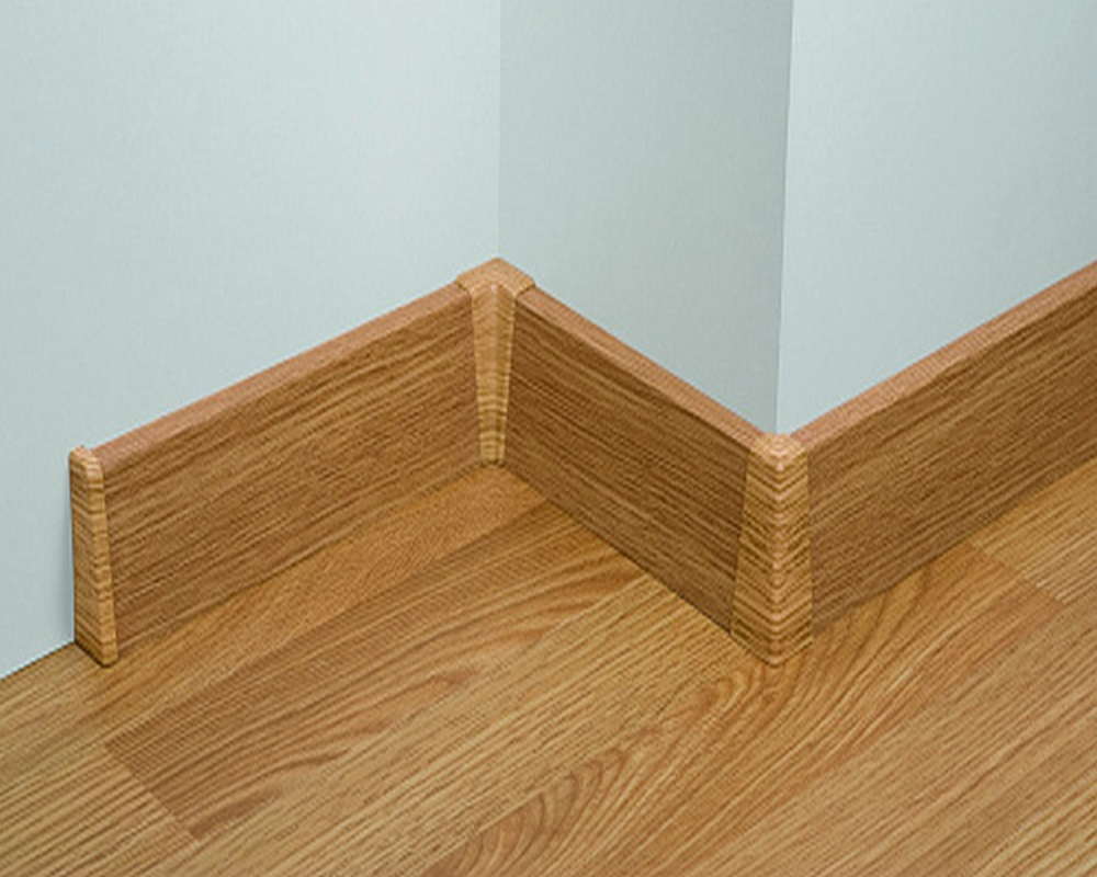 Плинтус ПВХ со съемной панелью Идеал Деконика 70 мм 228 Дуб классик