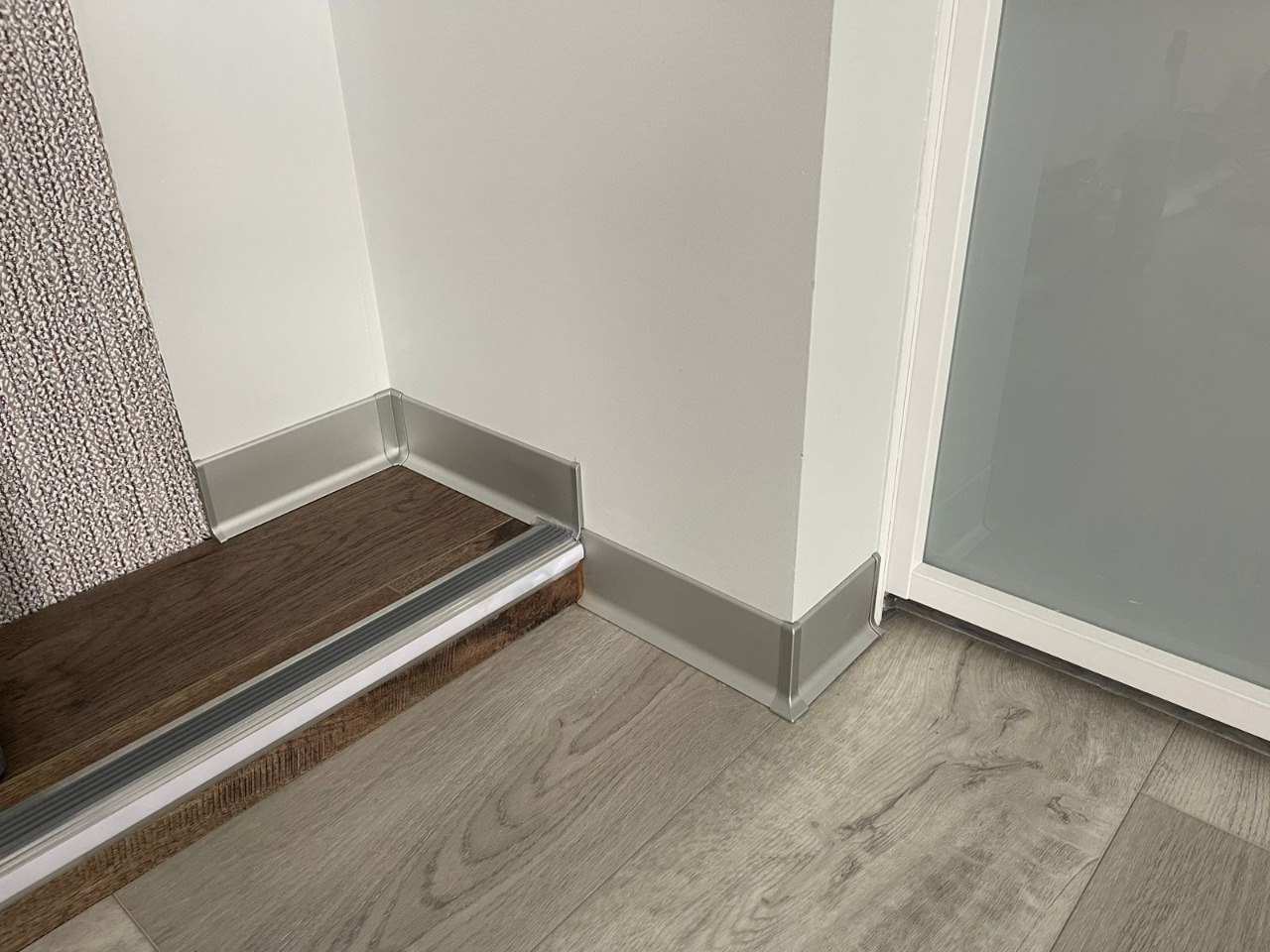 Алюминиевый плинтус AKBD40-MS 2,5м Серебро матовое