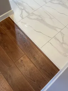 Алюминиевый  ламинированный профиль ПТ-30 (P12-03G-24P) орех тропический 2,7 м.