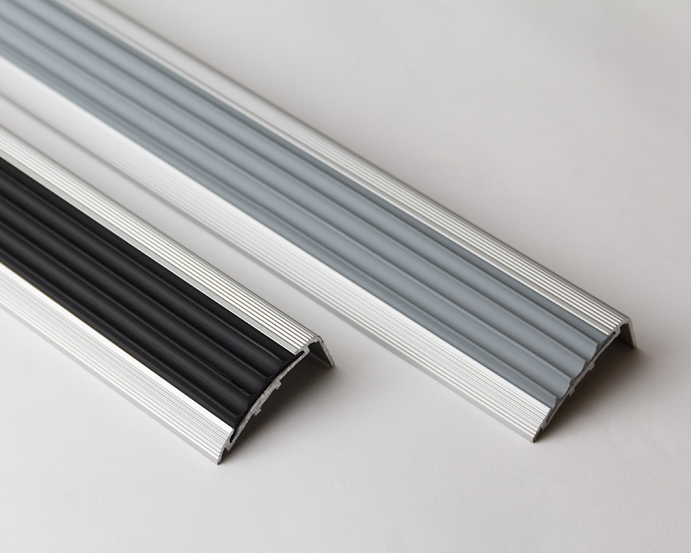 Порог угловой ПУ 71.2700.201лч Серебро