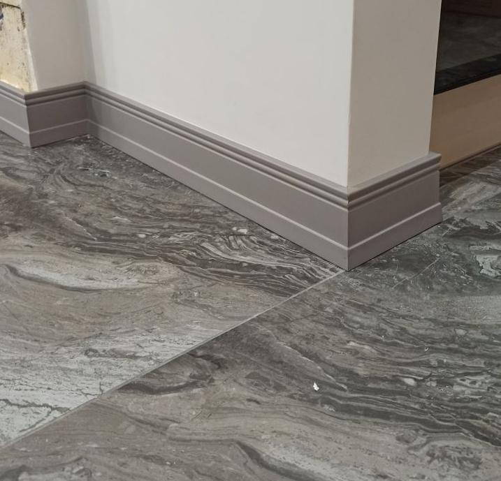 Плинтус из полистирола высокой плотности HI WOOD B90 90мм х 15мм х 2,0м.