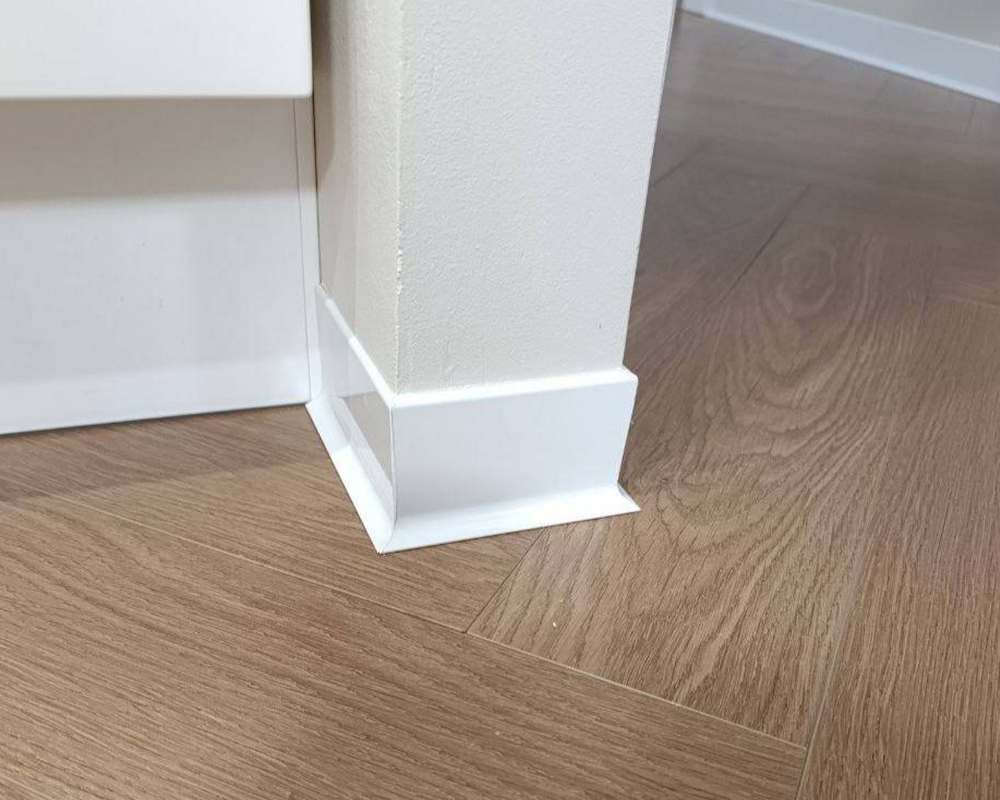 Алюминиевый плинтус AKBD60-SW 2,5м Муар белый