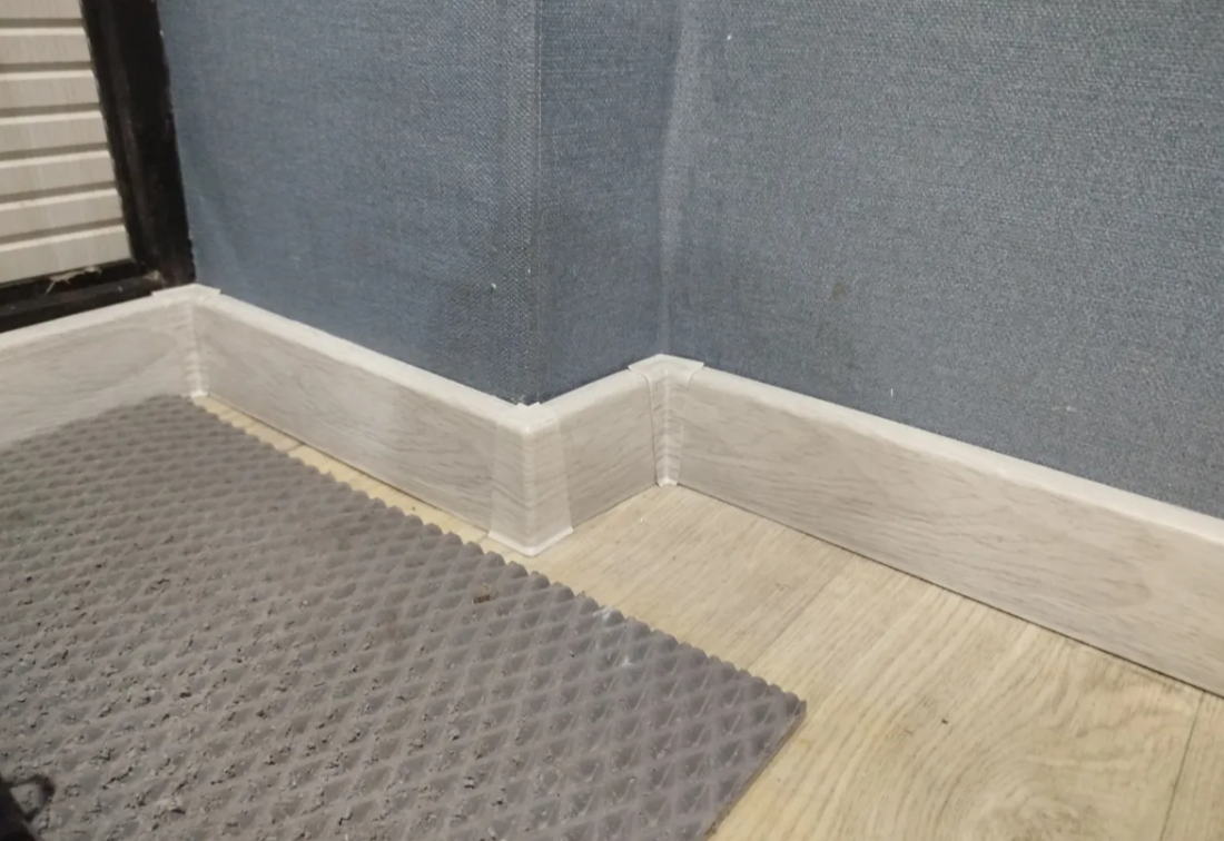 Плинтус ПВХ Cezar матовый с мягким краем HI-LINE PRESTIGE 281 Дуб масала