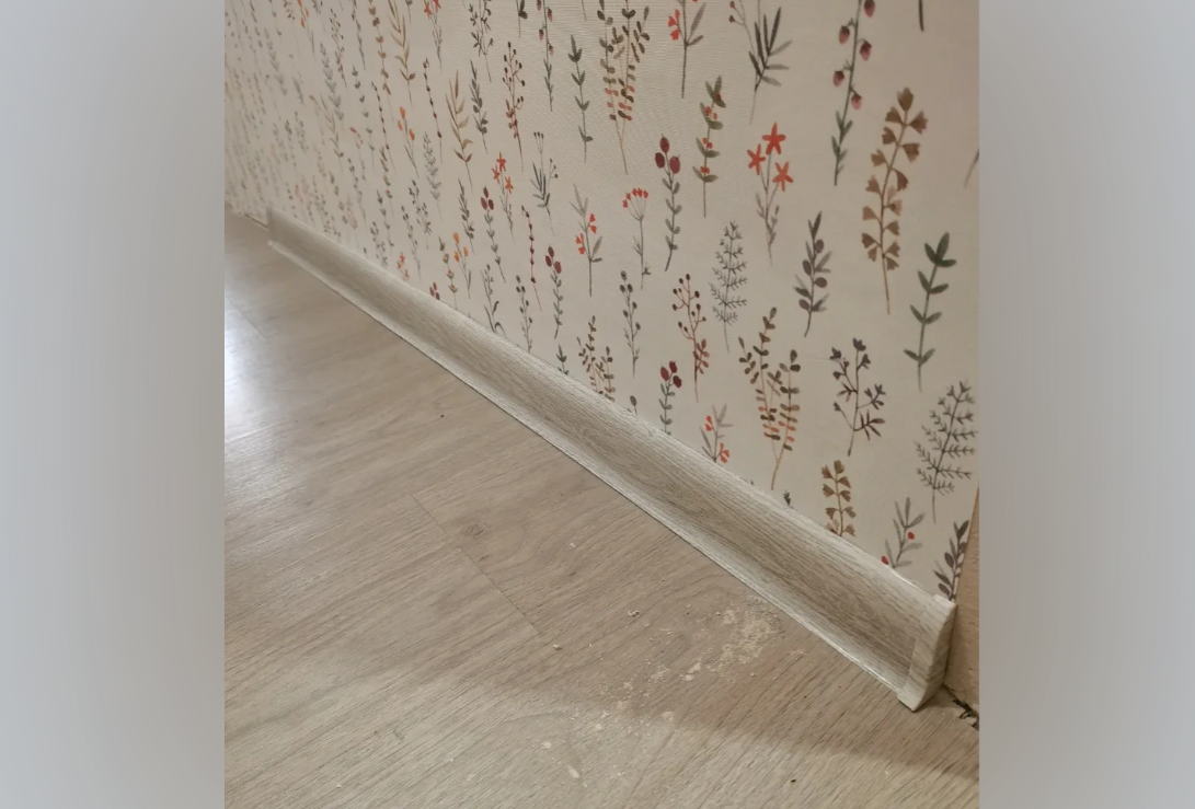 Плинтус ПВХ с кабель-каналом Рико Лео 108 Липа амурская