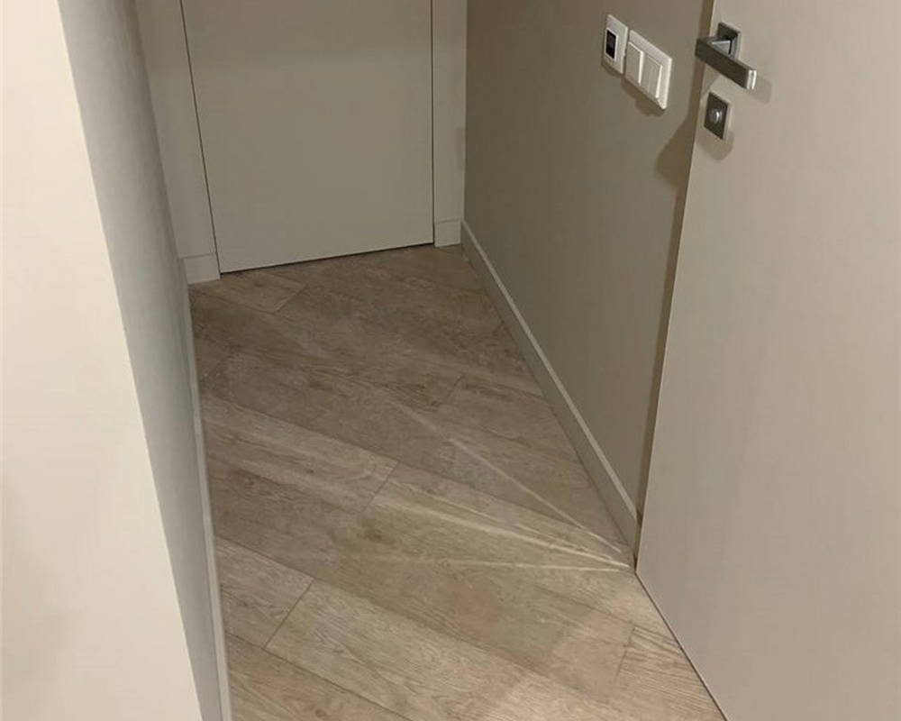 Плинтус из полистирола высокой плотности Волшебная Палочка. Окрашенная. 80мм 2м. NCS 0502-Y