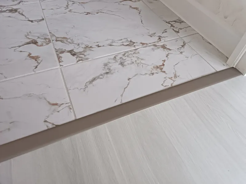 Алюминиевый  ламинированный профиль ПТ-30 (P12-03G-24P) орех тропический 2,7 м.