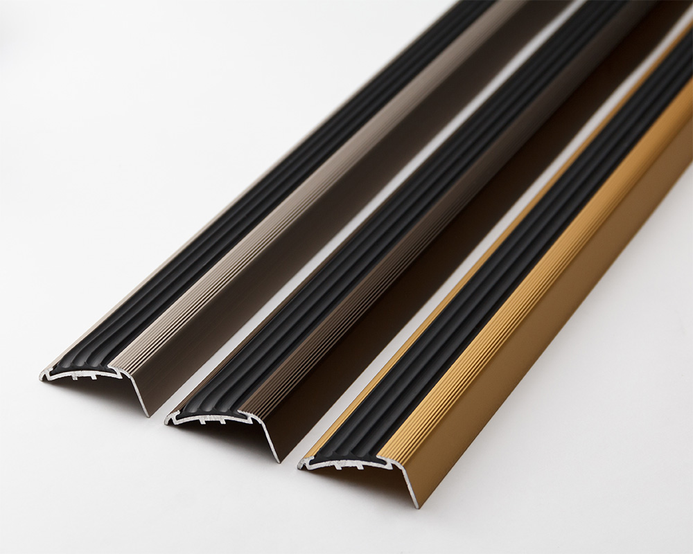 Порог угловой ПУ 71.1800.01л Серебро