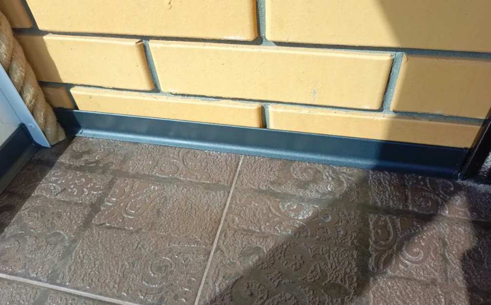 Плинтус алюминиевый Волшебная палочка 80 мм 3,0 м Чёрный матовый