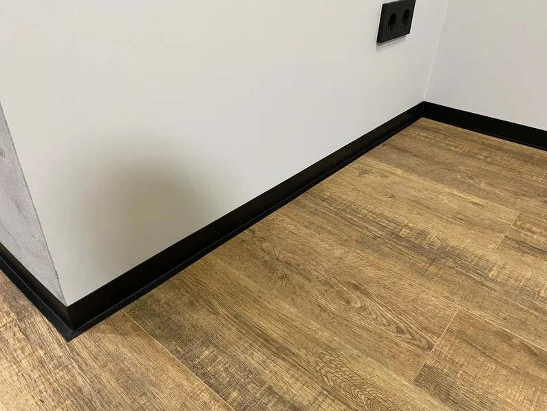 Плинтус эластичный ПВХ Dollken WL50 50мм х 15мм. 0348 Антрацит