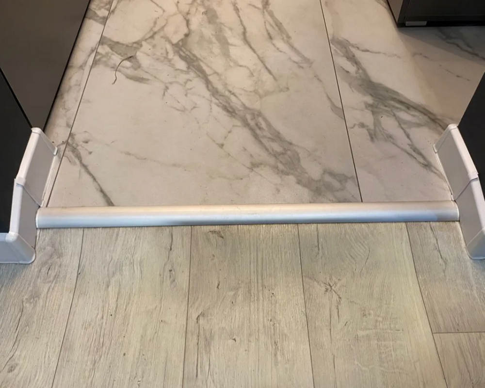 Порог одноуровневый ПС 04-3.2700.201л Серебро